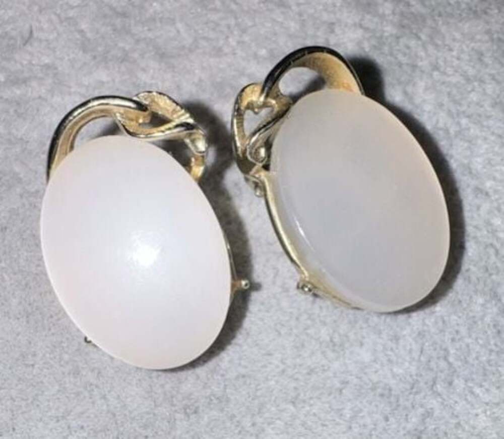 Vintage LERU Gold Tone Oval Pale white Thermoset Lucite Clip-On Earrings